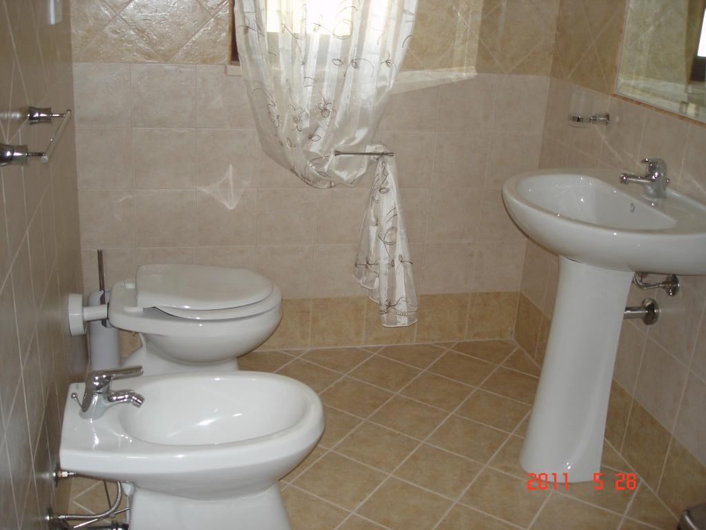 Funno Delle Noci Hotel Пешичи Стая снимка